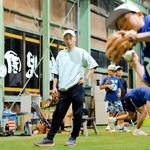 室内練習場で守備練習に取り組む子どもたちを見守る興梠正典さん＝三木市福井３