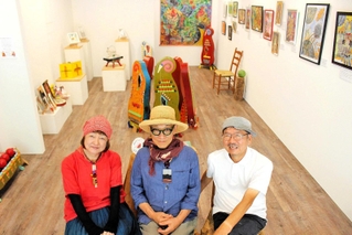 「何のために作るのかを考えなければアートじゃない」。そう話すだるま森さん（中央）とえりこさん（左）、小松原ケンスケさん＝三木市与呂木