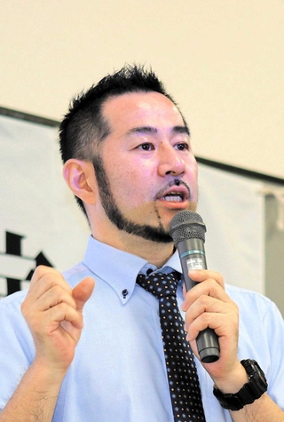 選挙の意義と責任について語る畠山理仁さん＝三木北高校