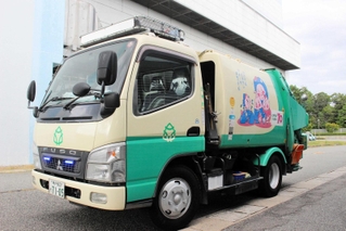 老朽化し、廃止する予定のごみ収集車＝三木市加佐、市清掃センター