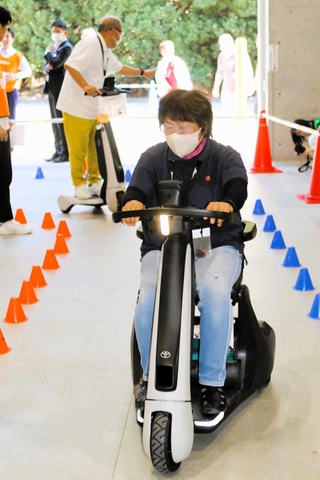 移動用小型車に試乗する参加者＝三木市福井、かじやの里メッセみき