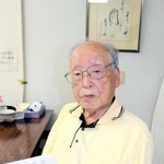 空襲体験をつづった冊子を手にする島田晴夫さん＝三木市緑が丘町中１