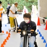 移動用小型車に試乗する参加者＝三木市福井、かじやの里メッセみき