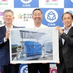 水素ステーションの責任者、ネッツトヨタ神戸の岡﨑英徳取締役（左）と仲田一彦市長（中央）ら＝三木市役所