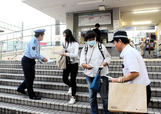 事件の情報提供を呼びかける三木署員＝神戸電鉄志染駅