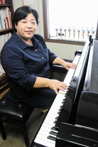 「誤嚥防止に楽しく歌おう」と呼びかける辻展子さん＝三木市志染町西自由が丘１