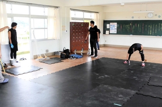 通常の教室より広い旧図書室は、トレーニングルームに改装中＝三木市志染町井上