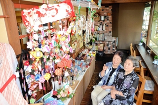 色鮮やかなつるし飾りなどが並ぶ会場＝小野市樫山町