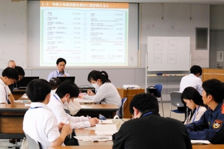 １０年後、２０年後の三木市の将来を財政的視点から考える新人職員ら＝三木市役所
