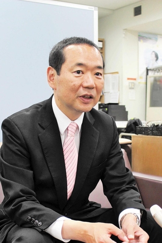 当選から一夜明け、今後の抱負を語る藤井比早之氏＝兵庫県庁