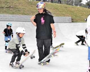 体験教室で子どもたちと触れ合う四十住さくら選手（中央）＝三木市上の丸町