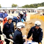要救助者役の市民を担架に乗せて運ぶ参加者＝三木山総合公園