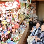 色鮮やかなつるし飾りなどが並ぶ会場＝小野市樫山町