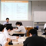 １０年後、２０年後の三木市の将来を財政的視点から考える新人職員ら＝三木市役所