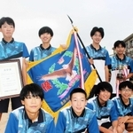 東播地区新人体育大会のソフトテニス男子団体で優勝した自由が丘中の選手たち＝三木市志染町吉田
