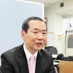 当選から一夜明け、今後の抱負を語る藤井比早之氏＝兵庫県庁