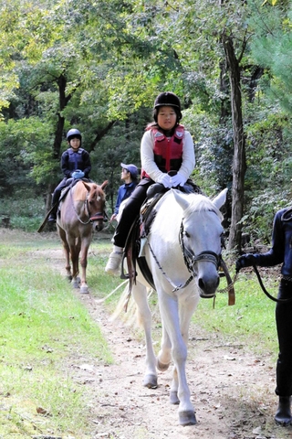 森の中での乗馬トレッキングを楽しむ５年生＝三木市別所町高木