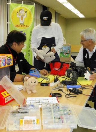 壊れた玩具を修理する「おもちゃドクター」。１７日も診察する＝市民活動センター