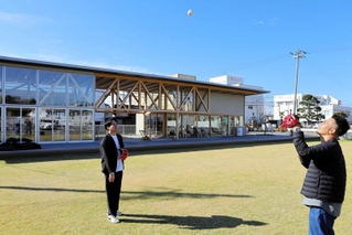 街中に芝生広場と野球専門店、カフェがある「ｋｉｋｉｋｉ　ＰＡＲＫ」＝三木市末広２