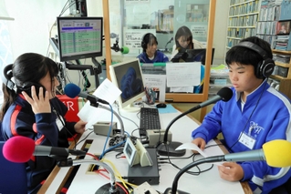 エフエムみっきぃのスタジオで収録に臨む生徒ら＝三木市上の丸町