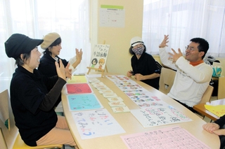 手話体験を楽しむ参加者ら＝三木市立市民活動センター