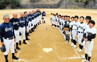 熱戦を繰り広げた「三木オルウェイズ」（左）と「緑が丘スターズ」＝三木市緑が丘町中１、緑が丘南公園