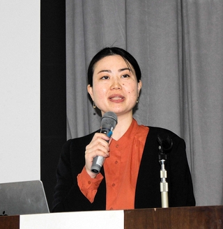 シンポジウムで講演し、パネルトークの司会を務めた長尾晴香さん＝三木市立教育センター