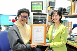 「頑張る発達レインボー」を担当する寺坂恵美子さん（右）と森田優さん（左）＝三木市上の丸町、エフエムみっきぃ