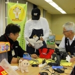壊れた玩具を修理する「おもちゃドクター」。１７日も診察する＝市民活動センター
