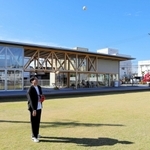 街中に芝生広場と野球専門店、カフェがある「ｋｉｋｉｋｉ　ＰＡＲＫ」＝三木市末広２