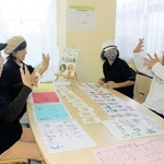 手話体験を楽しむ参加者ら＝三木市立市民活動センター