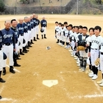 熱戦を繰り広げた「三木オルウェイズ」（左）と「緑が丘スターズ」＝三木市緑が丘町中１、緑が丘南公園