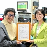 「頑張る発達レインボー」を担当する寺坂恵美子さん（右）と森田優さん（左）＝三木市上の丸町、エフエムみっきぃ