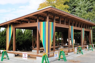 創立１５０周年に合わせて寄贈された「三樹っ子にこにこ広場」＝三樹小学校