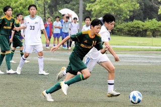地域クラブに移行する中学校の部活。今夏の三木市中学校総合体育大会・男子サッカーで競り合う選手たち＝県立三木総合防災公園