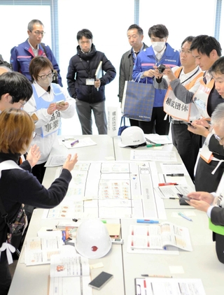 支援物資を置く場所やルートなどを考える各団体の職員ら＝三木総合防災公園