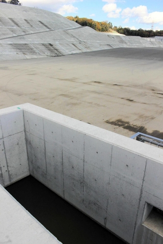 屋外射撃場は全体が調整池になっており、排水は手前の浄化槽に集まる＝県立総合射撃場