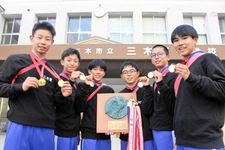 近畿中学駅伝で初優勝した三木東中陸上部の（左から）在里選手、扶蘇選手、井上選手、和木選手、上田選手、榎本選手＝三木市福井