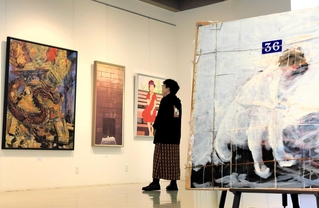年輪を重ねて個性豊かに成熟した作品が並ぶ「グループしぶがき展」＝堀光美術館