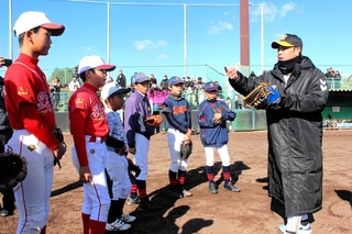 子どもたちにアドバイスする梅野隆太郎選手＝三木市福井、三木山総合公園