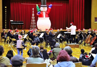 華やかな雰囲気で明るい演奏を届けた「クリスマスファミリーコンサート」＝緑が丘町公民館