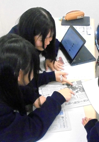 調べたことを新聞にまとめる生徒たち＝三木北高校