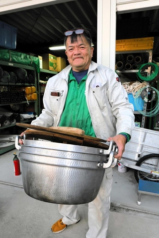 大きな鍋を持って能登半島地震被災地支援に向かう杉山正秀さん＝三木市末広１