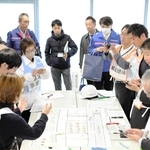 支援物資を置く場所やルートなどを考える各団体の職員ら＝三木総合防災公園
