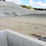 屋外射撃場は全体が調整池になっており、排水は手前の浄化槽に集まる＝県立総合射撃場