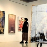 年輪を重ねて個性豊かに成熟した作品が並ぶ「グループしぶがき展」＝堀光美術館