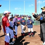 子どもたちにアドバイスする梅野隆太郎選手＝三木市福井、三木山総合公園
