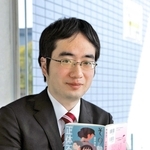 「その塾講師、正体不明」を書き上げた貴戸湊太さん＝三木市上の丸町