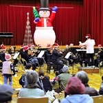 華やかな雰囲気で明るい演奏を届けた「クリスマスファミリーコンサート」＝緑が丘町公民館