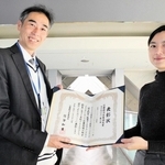 表彰状を手に受賞を喜ぶ県庁出向の蔡さん（右）と三木市縁結び課の清水さん＝三木市役所